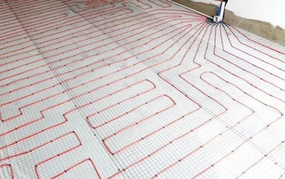 對于水地暖和電地暖相比哪個更好？還是得看健康安全性吧？